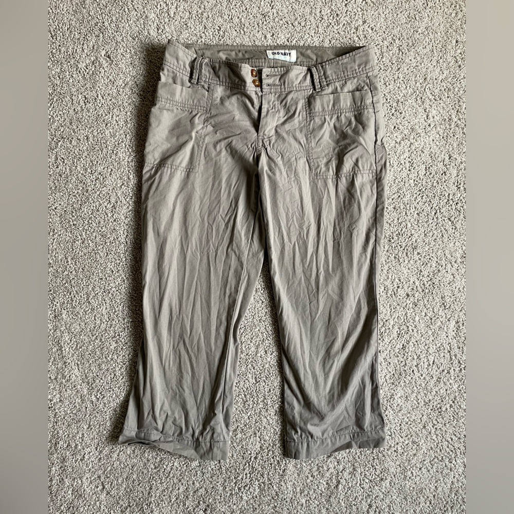 Old Navy. Size 4. Capri pants. Tan color